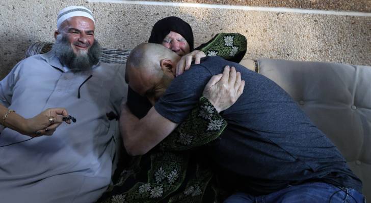 عودة الحارس.. لؤي أبو ريدة يقطع آلاف الأميال ليحمي منزله المحاصر من المستوطنين في "قصرة"