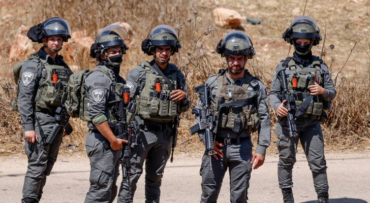 جنود "إسرائيليون" يقفون حراسا أثناء هدم مبنى فلسطيني