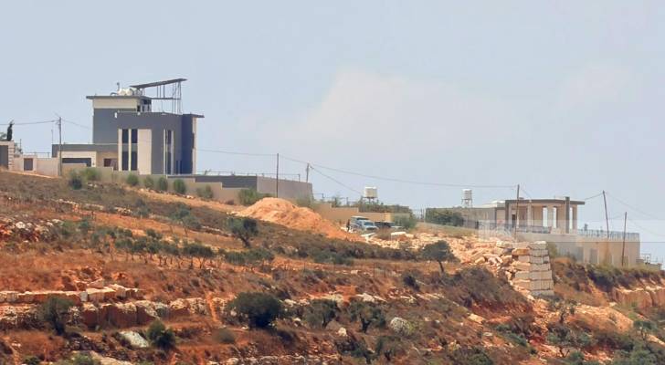 لليوم الـ 12.. مستوطنون بحماية الاحتلال يواصلون حصار 3 منازل في بلدة قصرة جنوب نابلس
