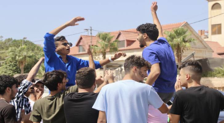طلاب  يفرحون بنجاحهم في التوجيهي