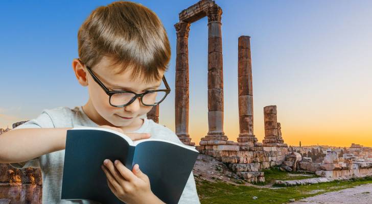 طفل يمسك كتاب