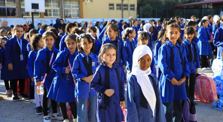 طلبة في الطابور الصباحي في المدرسة
