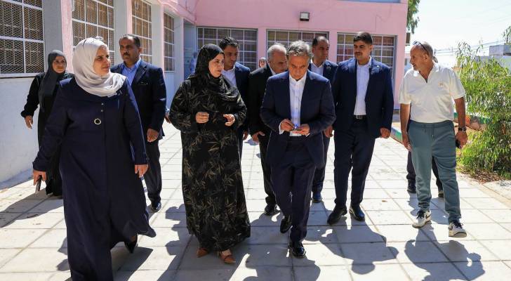 رئيس الوزراء يزور مدرسة في المفرق