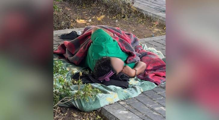 سيدة بلا مأوى في شوارع العاصمة عمان