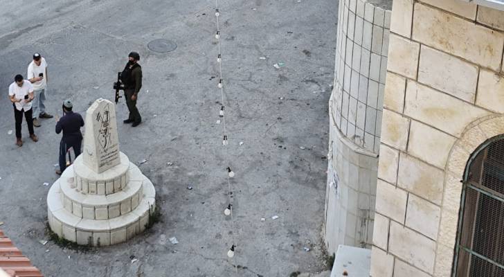 اعتداء وتحطيم مستوطنين على صرح الشهداء في نابلس
