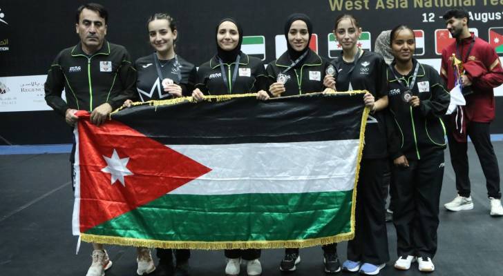 لاعبات المنتخب الوطني ومدربهن