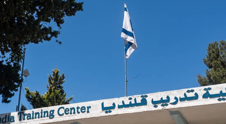 الاحتلال يرفع علمه على مبنى معهد تدريب قلنديا التابع للأمم المتحدة