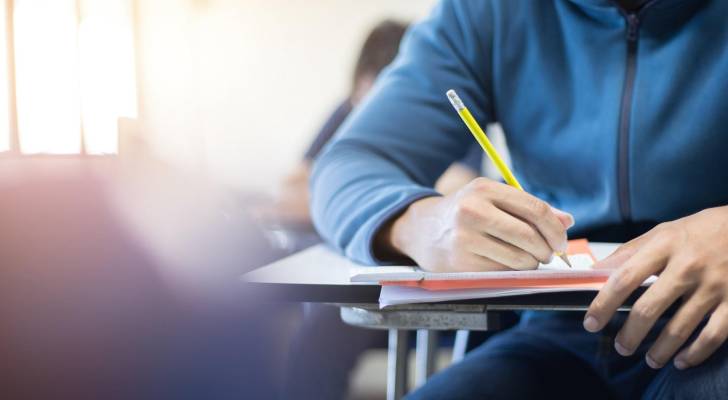 طالب توجيهي يتقدم لامتحان