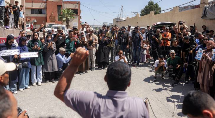 وقفة تضامنية نظمها صحفيون فلسطينيون لإحياء ذكرى زملائهم، في مجمع ناصر الطبي بخان