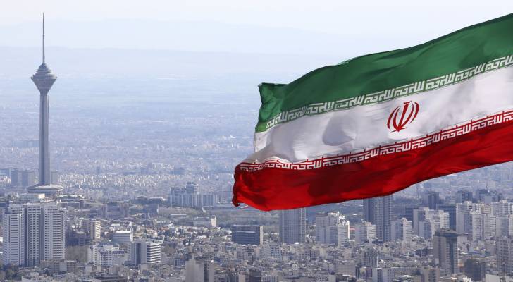 العلم الإيراني وطهران
