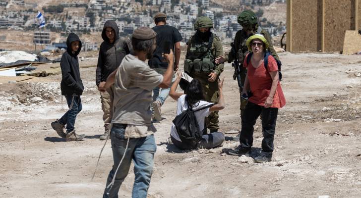 مستوطنون رفقة جنود من جيش الاحتلال