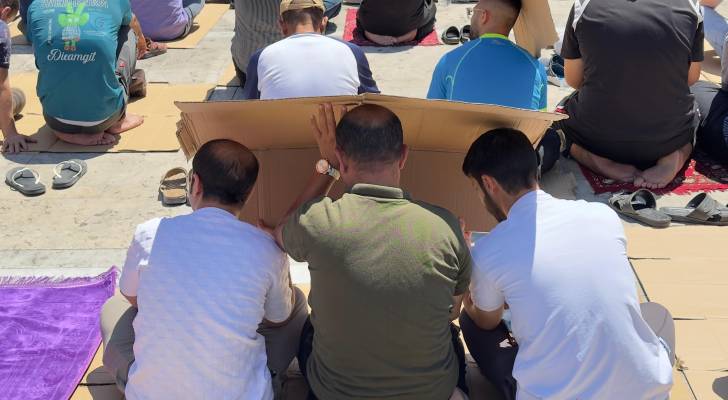 مصلون في الجامع الحسيني