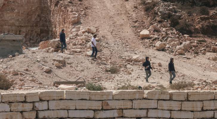 اعتداءات للمستوطنين على مزارعين في الضفة تحت حماية جيش الاحتلال