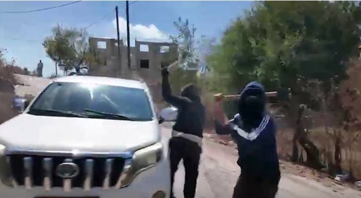 مستوطنون "إسرائيليون" ملثمون يهاجمون امرأة فلسطينية وأفرادا من طاقم شبكة "إن بي سي نيوز"