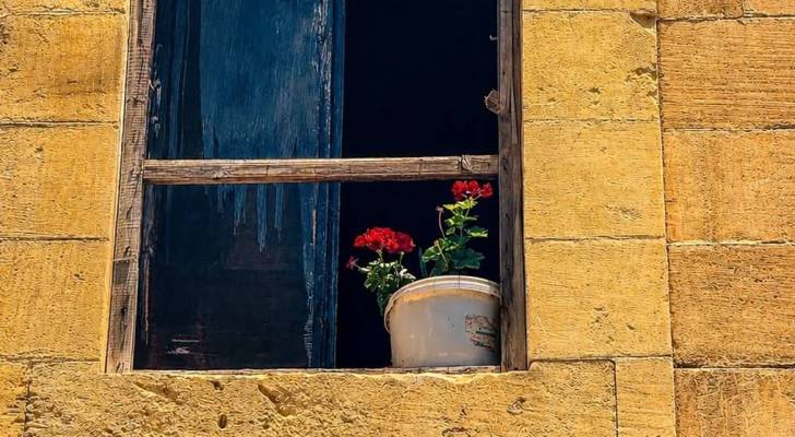 بلدية السلط الكبرى تنفذ مشروعا لمعالجة مداخل المدينة معماريا بالحجر الأصفر