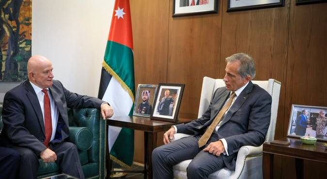 رئيس الوزراء يتسلم التقرير السنوي لهيئة النزاهة ومكافحة الفساد لعام 2025