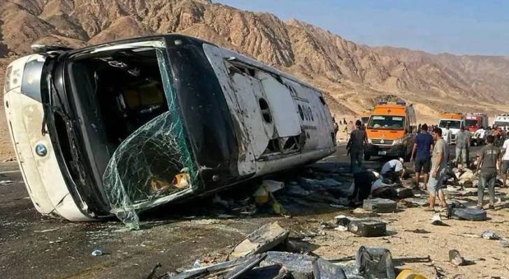 التحقيقات الأولية: انفجار إطار الحافلة تسبب بحادث نويبع الذي أودى بحياة 10 أردنيين