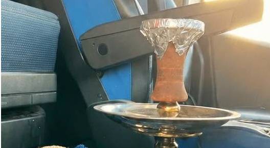 الدوريات الخارجية تضبط سائق شاحنة يدخن "الأرجيلة" أثناء القيادة على طريق المطار