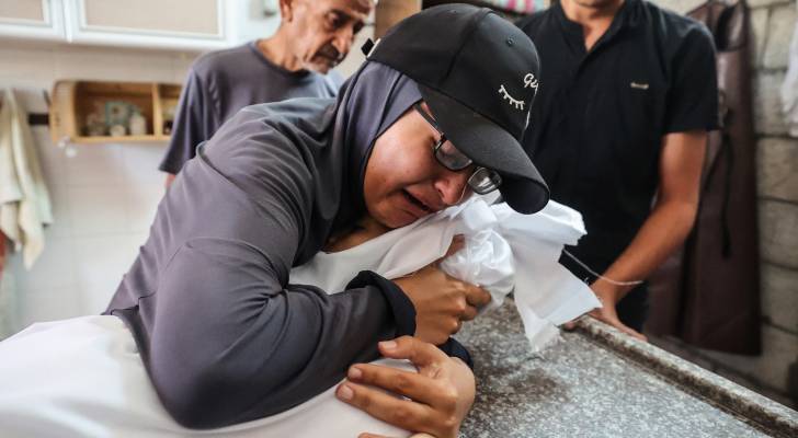 وداعات لا تنتهي في غزة.. شابة تودع شقيقتها الطفلة إسراء الحسي في دير البلح