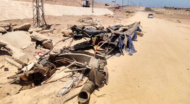 حطام حافلة ركاب انقلبت على طريق دهب-نويبع في موقع الحادث بمحافظة جنوب سيناء المصرية