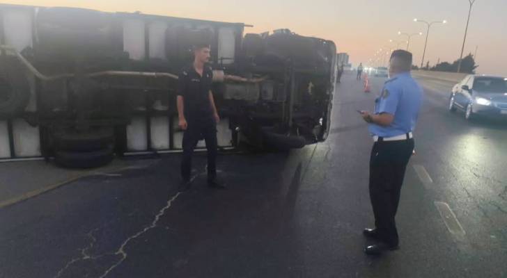 حادث تدهور مركبة على طريق المطار