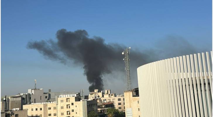 الدفاع المدني يخمد حريقا اندلع بمجمع تجاري في الصويفية دون إصابات - فيديو