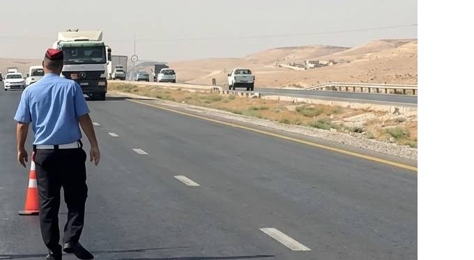 مراسل رؤيا: انسكاب زيت بمسافة كيلومتر على طريق المفرق – الزرقاء - بالفيديو