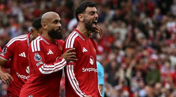 البرتغالي برونو فيرنانديز يحتفل بهدف