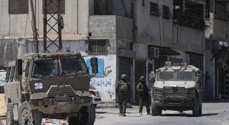 جنود  جيش الاحتلال ينفذون عملية عسكرية في مخيم عسكر للاجئين الفلسطينيين، شرق نابلس