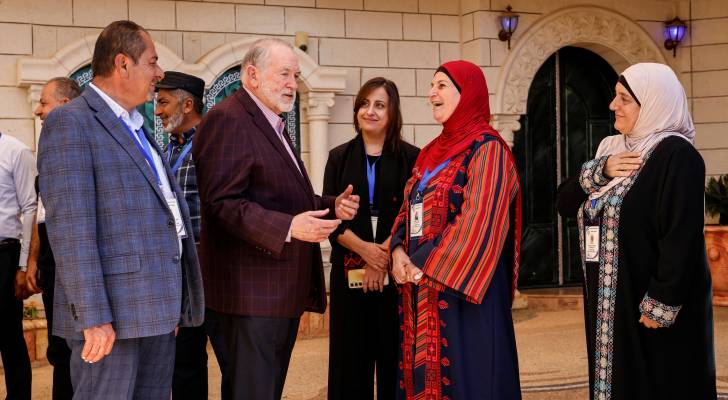السفير الامريكي في تل ابيب مايك هاكابي في زيارة بيوت فلسطينية بترمسعيا شمال رام الله