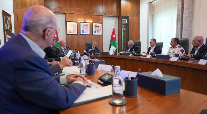 اجتماعا يضم وزراء ومسؤولين وممثلين عن القطاع الخاص