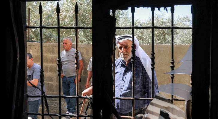 مسن فلسطيني تم الاعتداء على بيته من قبل مستوطنين