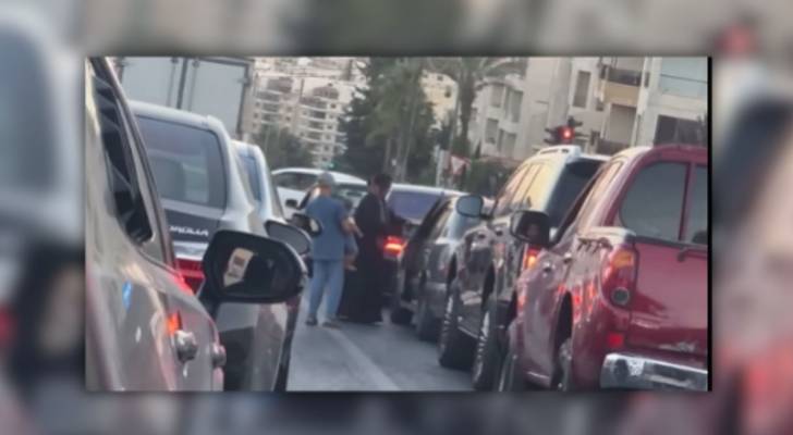 سيدة تهاجم سائق مركبة