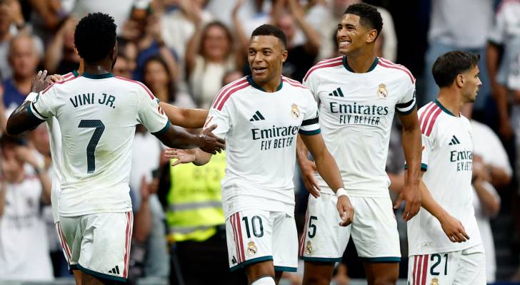 لاعبو ريال مدريد يحتفلون بهدف سابق
