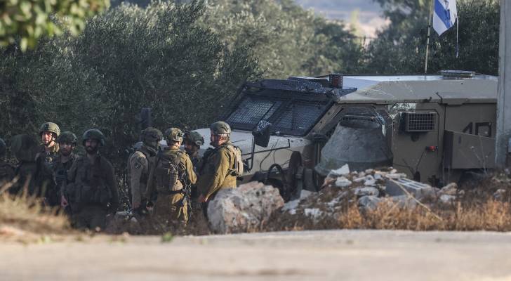 تجمع جنود الاحتلال خلال عملية عسكرية بعد أن تحصن فلسطيني داخل منزل في قرية عقربة بالضفة الغربية المحتلة