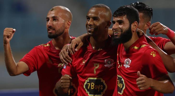 لاعبو الجزيرة متصدر دوري المحترفين يحتفلون بهدف سابق