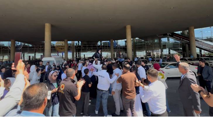 استقبال حاشد لبطلة العالم فاديا خرفان في مطار الملكة علياء.. من وجع الفقد إلى منصة التتويج