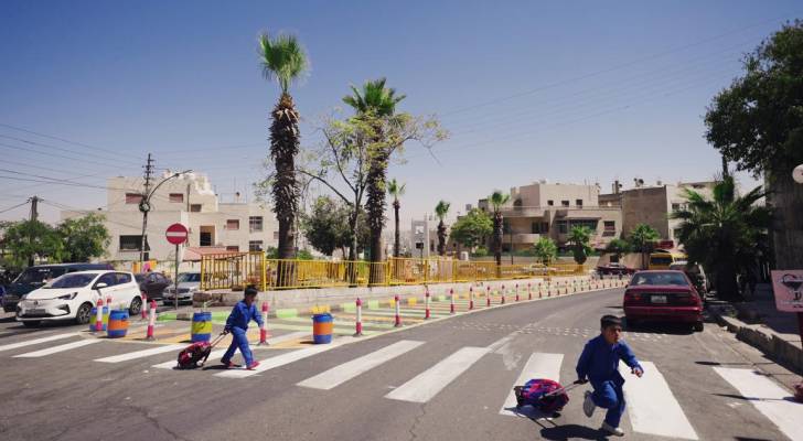 أمانة عمان تباشر إزالة عوائق الأشجار عن الأرصفة لتعزيز سلامة المشاة
