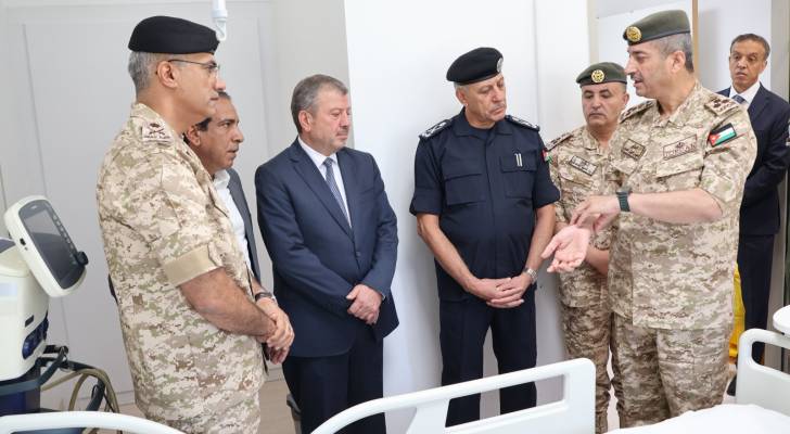 رئيس هيئة الأركان المشتركة ومديرو الأجهزة الأمنية يزورون مصابي خدمة العلم