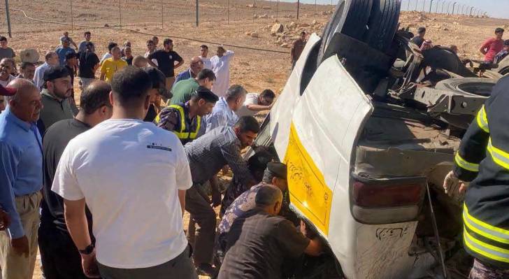انقال باص على الطريق الصحراوي