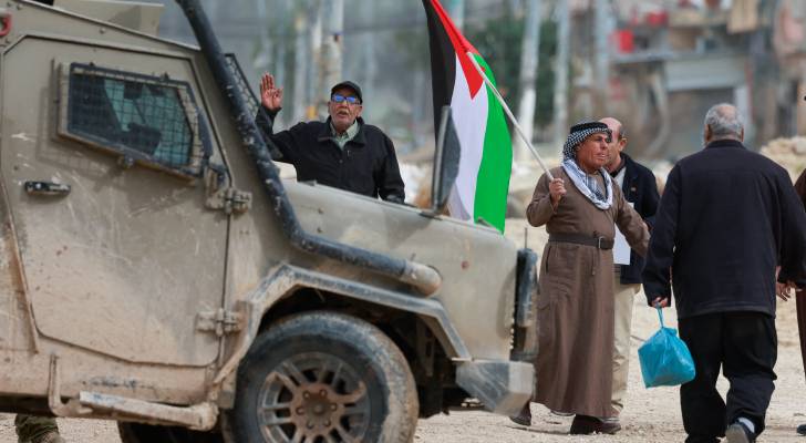 رجل يرفع العلم الفلسطيني