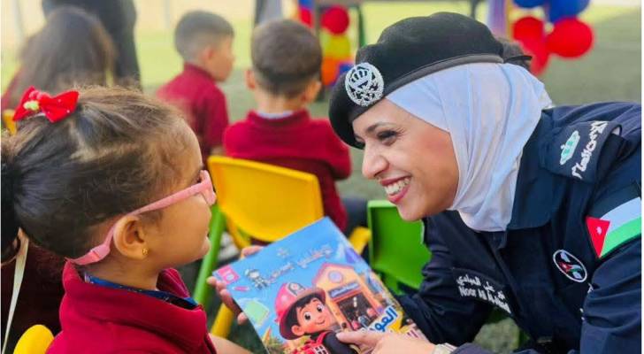الأمن العام يرافق الطلاب في مدارسهم لتقديم الدعم والتوعية المرورية
