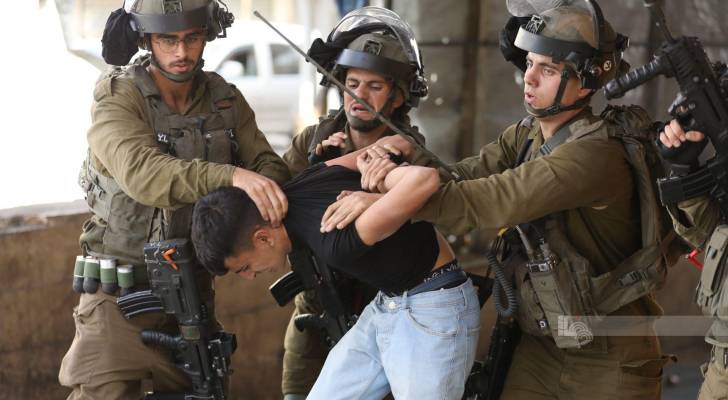 قوات الاحتلال تعتقل فلسطينيين