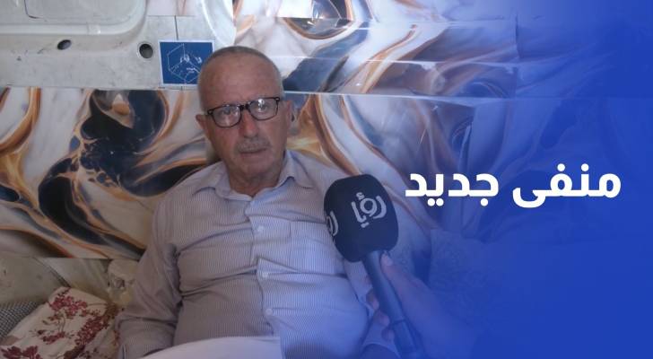 منفى جديد.. نازح فلسطيني يواجه الشيخوخة داخل حافلة متهالكة