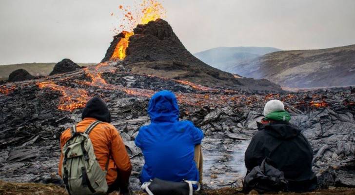 Roya News | Icelandic Volcano Continues Spewing Red Lava, Begins ...