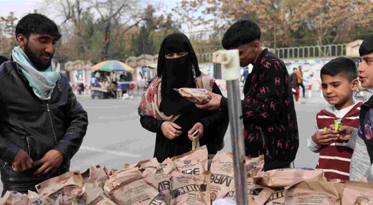 roya-news-taliban-begins-paying-civil-servants-salaries-in-afghanistan