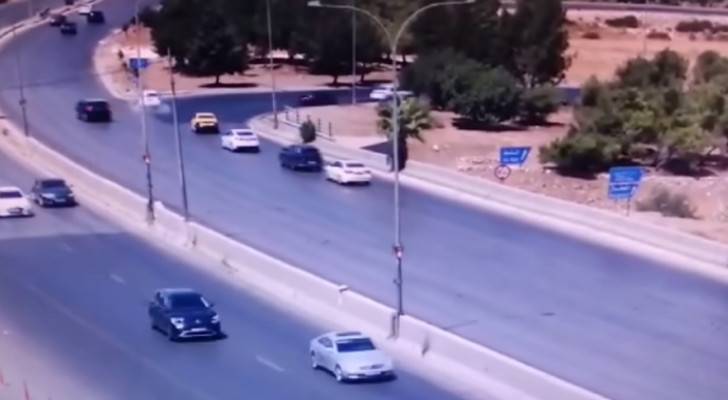 One injured after vehicle crashes into tree in Amman