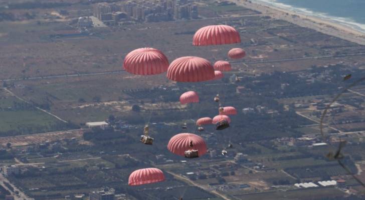 PHOTOS - Jordanian Armed Forces carries out nine joint aid airdrops over Gaza