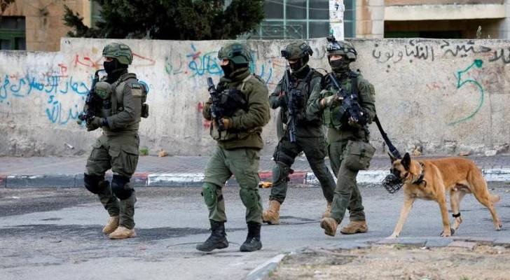 Israeli Occupation storms Ramallah, arrests 16 Palestinians