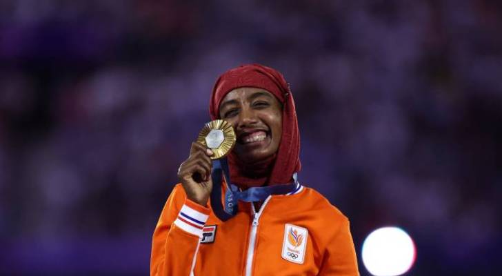 Why did Sifan Hassan choose to wear hijab during her Paris marathon gold ceremony?